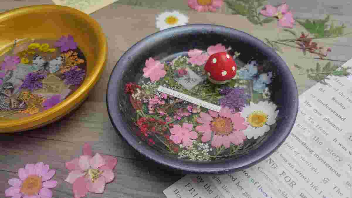 Small clay dishes with dried flowers and word decorations
